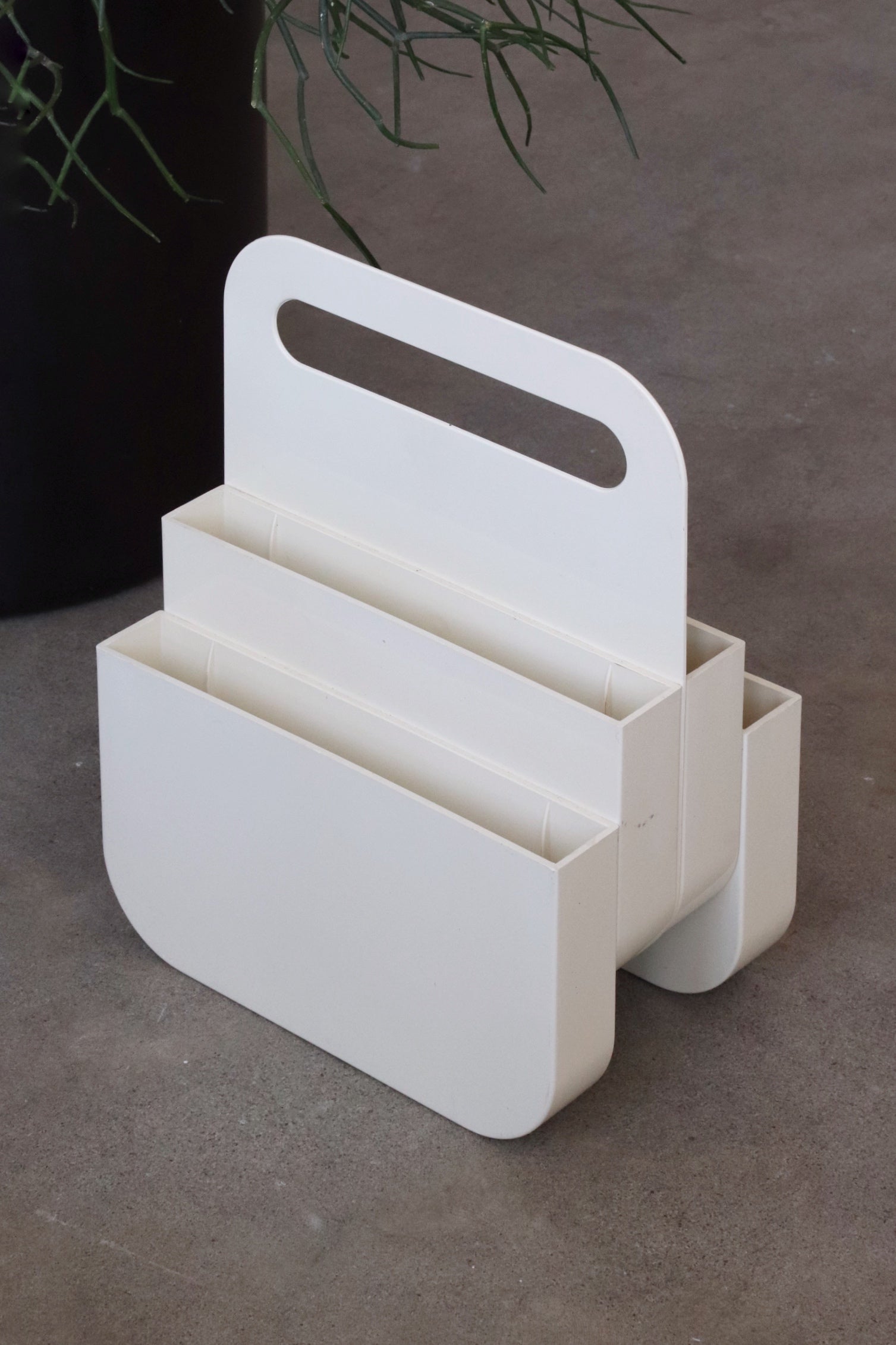 椅子(チェア)・スツール Kartell magazine rack Kartell Magazine Rack by Giotto Stoppino | hive