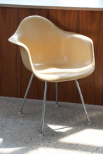 Load image into Gallery viewer, 1950's DAX Eames Fiberglass Chair