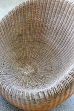 Load image into Gallery viewer, Wicker Pod Chair