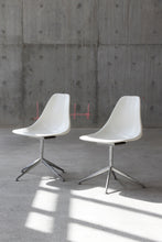 Load image into Gallery viewer, Fiberglass Swivel Chairs - Pair
