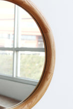 Load image into Gallery viewer, 21&quot; Round Oak Mirror
