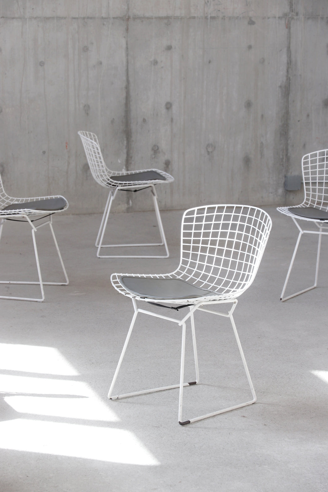 Set Of 4 White & Grey Knoll Bertoia Chairs